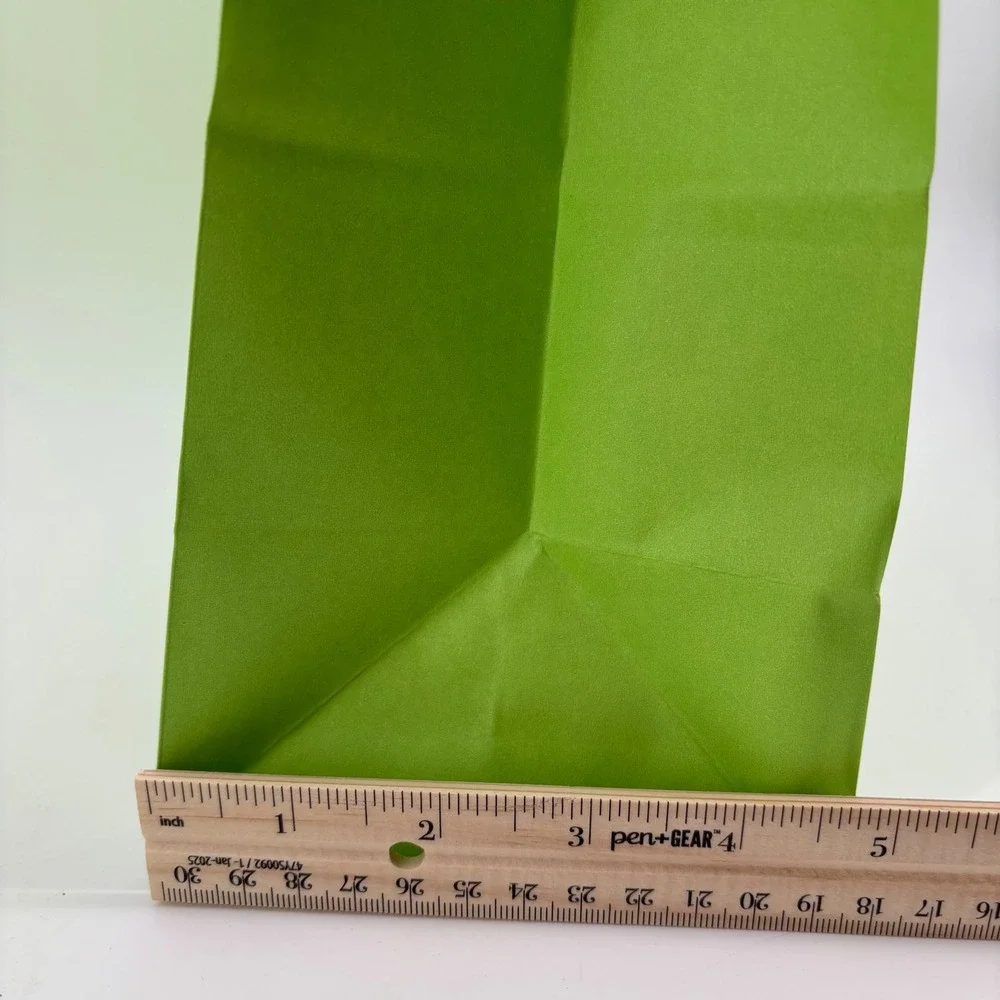 NWT Paper Gift Bags Medium Lime Green Twisted Handle‎ 16 Pack Grinch Christmas